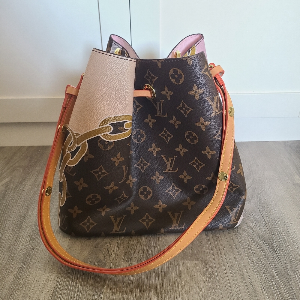 Elegant Pink and Brown Monogram Shoulder Bag - Picture 2 of 7